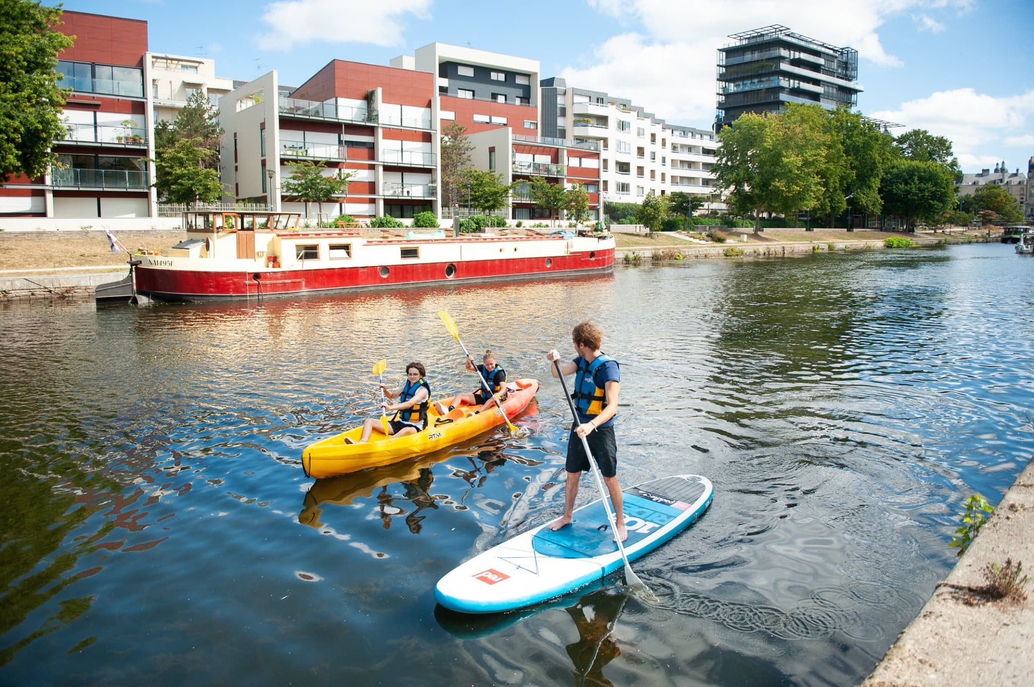 Équipe en activité nautique collaborative