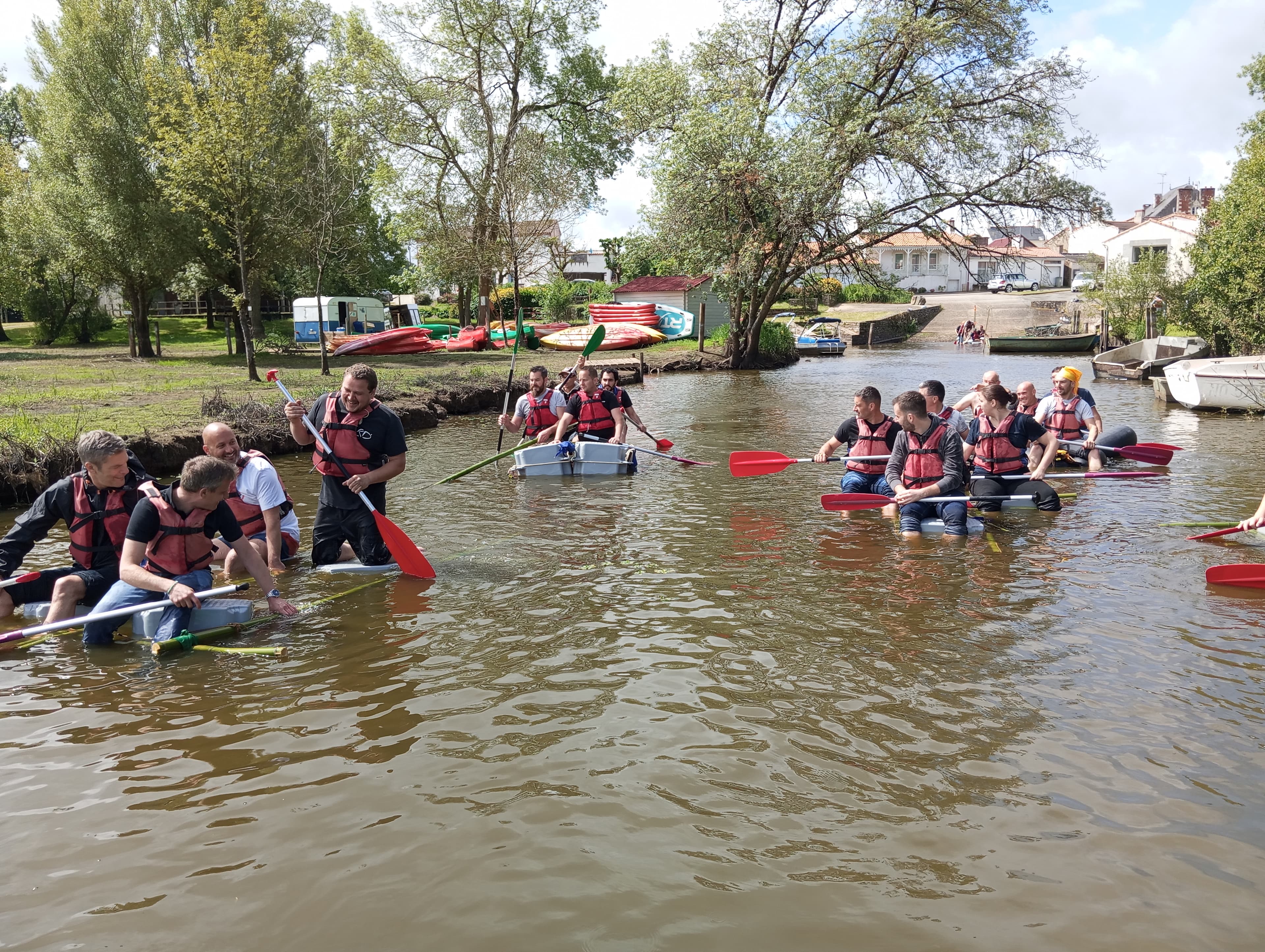 Construction de radeau - Embarquement immédiat : construisez, testez et naviguez en équipe dans un défi nautique fédérateur.