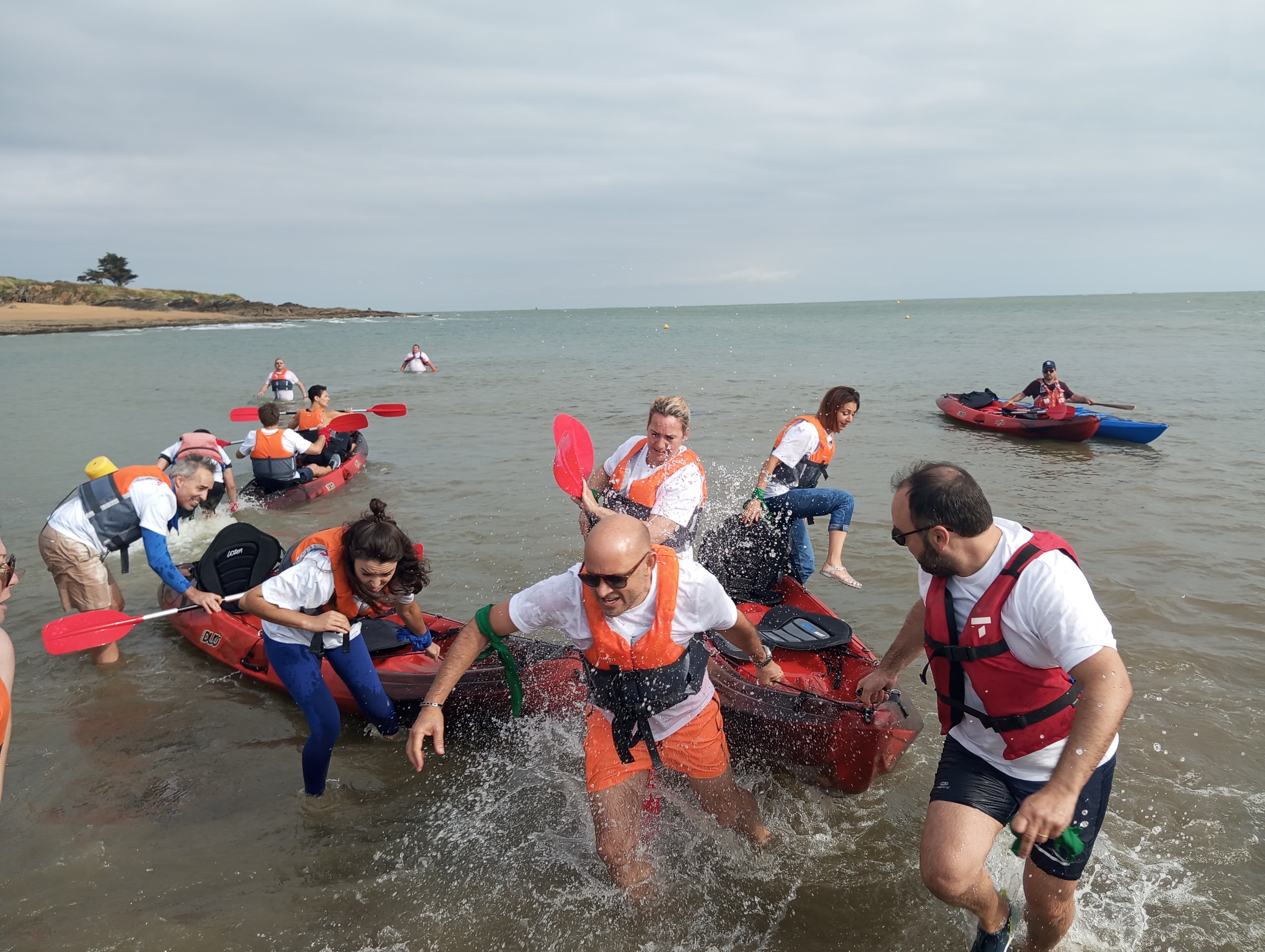 Participants lors d'une épreuve d'aventure en équipe